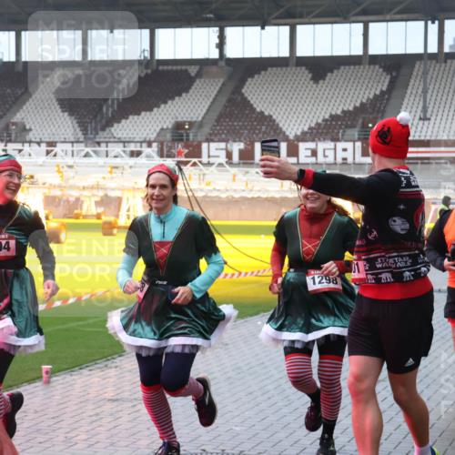 07.12.2025 - St. Pauli X-Mass-Run No. 15 Luisa Fischer http://msf.ph/oto/9378983 07.12.2025 11:10:52 Ziel 1694, 1298, 29, 30, 31, 42, 49, 53, 122, 134, 745, 753, 980, 1064, 1066, 1298, 1299, 1380, 1398, 1584, 1626, 1692, 1694, 1697, 1739, 1740, 2371, 3124, 3136, 4574 meine-sportfotos.de