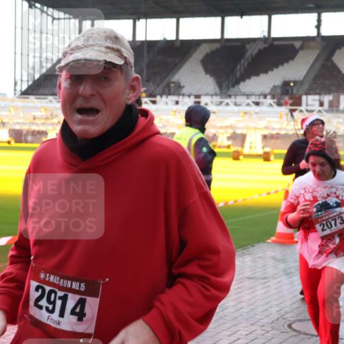 07.12.2025 - St. Pauli X-Mass-Run No. 15 Luisa Fischer http://msf.ph/oto/9378997 07.12.2025 10:31:59 Ziel 15, 2914, 2073, 343, 1545, 1818, 2073, 2171, 2172, 2352, 2418, 2540, 2541, 2914, 3806, 3808, 3889, 3895, 3896, 3897, 3969, 4412, 4467, 4484, 4495, 4504, 4518, 4519, 4520 meine-sportfotos.de