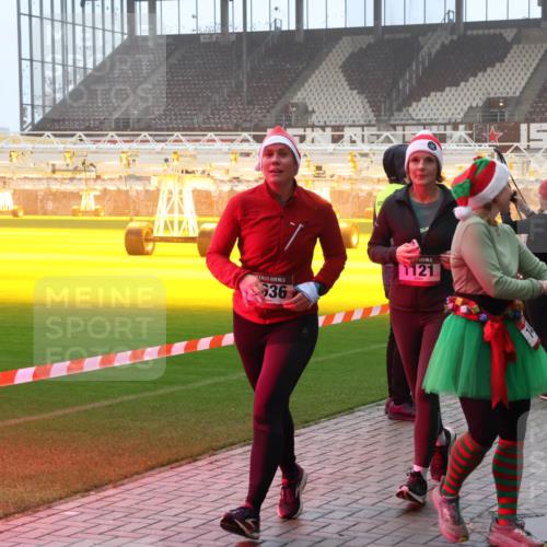 07.12.2025 - St. Pauli X-Mass-Run No. 15 Luisa Fischer http://msf.ph/oto/9379000 07.12.2025 10:05:53 Ziel 15, 36, 1973, 1121, 2168, 2, 3, 54, 114, 123, 202, 210, 292, 363, 385, 512, 543, 668, 699, 945, 950, 1121, 1215, 1222, 1316, 1374, 1481, 1661, 1761, 1789, 2856, 2866, 3186, 3231, 3307, 3311, 3386, 4036, 4195, 4552, 4555, 4556, 4558, 4559, 4560 meine-sportfotos.de