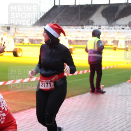 07.12.2025 - St. Pauli X-Mass-Run No. 15 Luisa Fischer http://msf.ph/oto/9379018 07.12.2025 10:32:01 Ziel 2171, 1412, 343, 1545, 1818, 2073, 2171, 2172, 2352, 2418, 2540, 2541, 2914, 3267, 3716, 3806, 3808, 3889, 3895, 3896, 3897, 3969, 4412, 4467, 4484, 4495, 4504, 4518, 4519, 4520 meine-sportfotos.de
