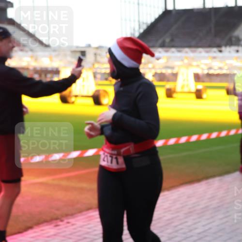07.12.2025 - St. Pauli X-Mass-Run No. 15 Luisa Fischer http://msf.ph/oto/9379021 07.12.2025 10:32:02 Ziel 12171, 343, 1545, 1818, 2073, 2171, 2172, 2352, 2418, 2540, 2541, 2914, 3267, 3716, 3806, 3808, 3889, 3895, 3896, 3897, 3969, 4412, 4467, 4484, 4495, 4504, 4518, 4519, 4520 meine-sportfotos.de