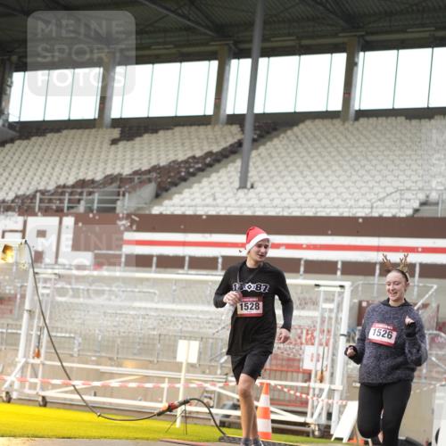 07.12.2025 - St. Pauli X-Mass-Run No. 15 Patografie http://msf.ph/oto/9379024 07.12.2025 10:12:02 Ziel 756, 1389, 1526, 1687, 1688, 1833, 2177, 3870, 3932, 3935, 4658 meine-sportfotos.de