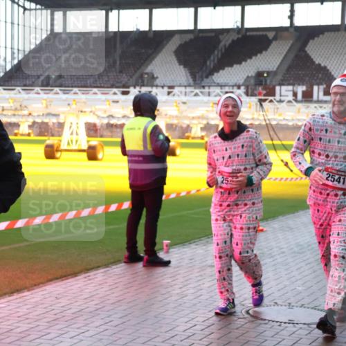 07.12.2025 - St. Pauli X-Mass-Run No. 15 Luisa Fischer http://msf.ph/oto/9379057 07.12.2025 10:32:07 Ziel 15, 1819, 10, 25, 2541, 3897, 343, 750, 752, 1545, 1818, 2073, 2171, 2172, 2352, 2418, 2540, 2541, 2914, 3267, 3716, 3806, 3808, 3889, 3895, 3896, 3897, 3969, 4412, 4467, 4484, 4495, 4504, 4518, 4519, 4520 meine-sportfotos.de