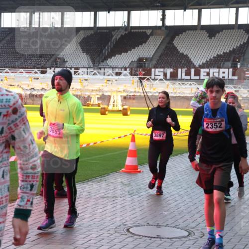 07.12.2025 - St. Pauli X-Mass-Run No. 15 Luisa Fischer http://msf.ph/oto/9379078 07.12.2025 10:32:09 Ziel 2541, 437, 1515, 2352, 3895, 3897, 343, 750, 752, 1818, 2073, 2171, 2172, 2352, 2418, 2540, 2541, 3267, 3716, 3806, 3808, 3895, 3896, 3897, 3969, 4412, 4467, 4484, 4495, 4504, 4518, 4519, 4520 meine-sportfotos.de
