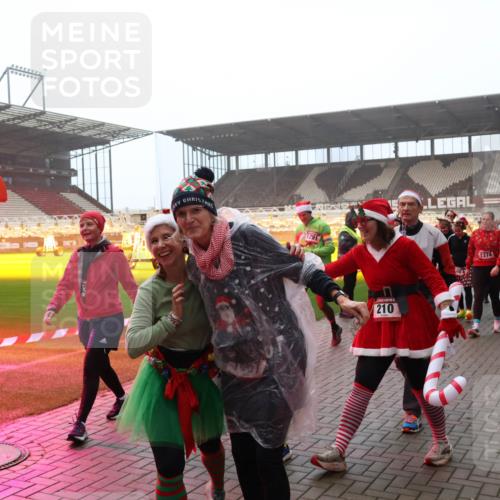 07.12.2025 - St. Pauli X-Mass-Run No. 15 Luisa Fischer http://msf.ph/oto/9379085 07.12.2025 10:05:59 Ziel 30, 210, 1374, 1316, 2, 3, 54, 114, 123, 202, 210, 363, 385, 512, 543, 668, 699, 945, 950, 1121, 1215, 1222, 1316, 1374, 1481, 1661, 1761, 1789, 1791, 3186, 3231, 3307, 3311, 3386, 3877, 4036, 4194, 4195, 4552, 4555, 4556, 4558, 4559, 4560 meine-sportfotos.de