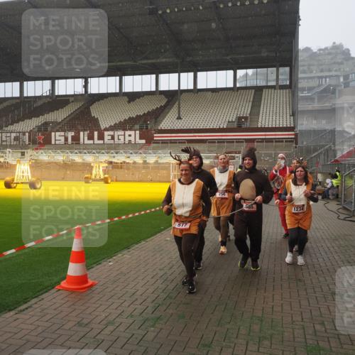 07.12.2025 - St. Pauli X-Mass-Run No. 15 Fabian Wolf http://msf.ph/oto/9379086 07.12.2025 10:07:26 Ziel 256, 265, 272, 517, 657, 685, 716, 767, 1187, 1234, 1543, 2983, 3003 meine-sportfotos.de