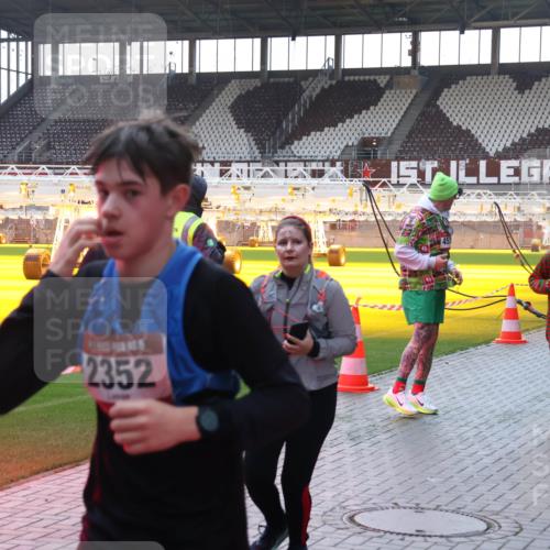 07.12.2025 - St. Pauli X-Mass-Run No. 15 Luisa Fischer http://msf.ph/oto/9379091 07.12.2025 10:32:11 Ziel 2352, 4518, 343, 750, 752, 1818, 2171, 2342, 2343, 2345, 2352, 2418, 2540, 2541, 3267, 3716, 3806, 3808, 3895, 3896, 3897, 3969, 4412, 4467, 4484, 4495, 4504, 4518, 4519, 4520 meine-sportfotos.de