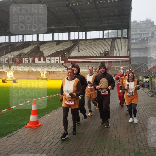 07.12.2025 - St. Pauli X-Mass-Run No. 15 Fabian Wolf http://msf.ph/oto/9379102 07.12.2025 10:07:27 Ziel 256, 265, 272, 517, 657, 685, 716, 767, 1187, 1234, 1543, 2983, 3003 meine-sportfotos.de