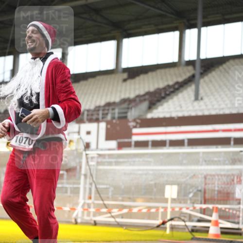 07.12.2025 - St. Pauli X-Mass-Run No. 15 Patografie http://msf.ph/oto/9379123 07.12.2025 10:12:19 Ziel 1070, 1072, 1074, 1077 meine-sportfotos.de