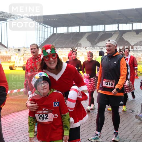 07.12.2025 - St. Pauli X-Mass-Run No. 15 Luisa Fischer http://msf.ph/oto/9379128 07.12.2025 10:06:03 Ziel 761, 7, 15, 292, 105, 1316, 1991, 3911, 668, 2, 3, 54, 114, 123, 363, 385, 512, 543, 668, 676, 945, 950, 1121, 1215, 1222, 1316, 1374, 1481, 1661, 1761, 1789, 1791, 3186, 3231, 3386, 3877, 4036, 4194, 4195, 4552, 4555, 4556, 4558, 4559, 4560 meine-sportfotos.de