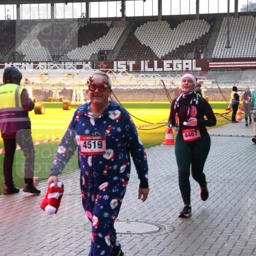 07.12.2025 - St. Pauli X-Mass-Run No. 15 Luisa Fischer http://msf.ph/oto/9379131 07.12.2025 10:32:17 Ziel 4519, 4467, 1700, 750, 752, 1818, 2342, 2343, 2345, 2352, 2418, 2540, 2541, 3267, 3716, 3806, 3808, 3895, 3896, 3897, 3969, 4274, 4275, 4412, 4467, 4484, 4495, 4504, 4518, 4519, 4520 meine-sportfotos.de