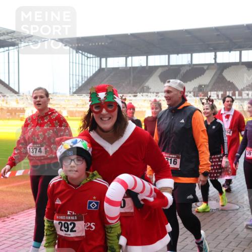 07.12.2025 - St. Pauli X-Mass-Run No. 15 Luisa Fischer http://msf.ph/oto/9379132 07.12.2025 10:06:04 Ziel 91, 1374, 15, 292, 216, 154, 3911, 668, 2, 3, 54, 114, 123, 363, 385, 512, 543, 668, 676, 945, 950, 1121, 1215, 1222, 1316, 1374, 1481, 1661, 1761, 1789, 1791, 2756, 3186, 3231, 3386, 3877, 4036, 4194, 4195, 4552, 4555, 4556, 4558, 4559, 4560 meine-sportfotos.de