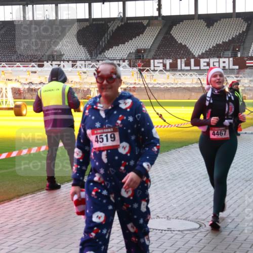 07.12.2025 - St. Pauli X-Mass-Run No. 15 Luisa Fischer http://msf.ph/oto/9379134 07.12.2025 10:32:17 Ziel 4519, 4467, 1700, 750, 752, 1818, 2342, 2343, 2345, 2352, 2418, 2540, 2541, 3267, 3716, 3806, 3808, 3895, 3896, 3897, 3969, 4274, 4275, 4412, 4467, 4484, 4495, 4504, 4518, 4519, 4520 meine-sportfotos.de