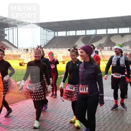 07.12.2025 - St. Pauli X-Mass-Run No. 15 Luisa Fischer http://msf.ph/oto/9379147 07.12.2025 10:06:06 Ziel 1991, 701, 2168, 15, 3911, 3386, 668, 2, 3, 54, 114, 123, 363, 385, 424, 512, 543, 668, 676, 805, 834, 945, 950, 1121, 1215, 1222, 1316, 1374, 1481, 1661, 1761, 1789, 1791, 2756, 2757, 3186, 3231, 3386, 3857, 3877, 4036, 4194, 4195, 4552, 4555, 4556, 4558, 4559, 4560 meine-sportfotos.de