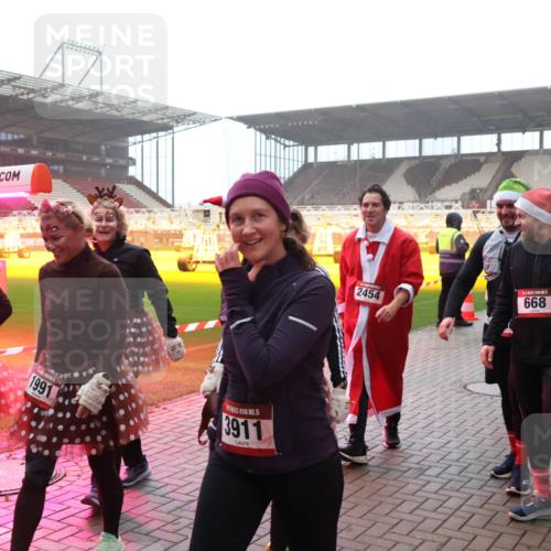 07.12.2025 - St. Pauli X-Mass-Run No. 15 Luisa Fischer http://msf.ph/oto/9379157 07.12.2025 10:06:08 Ziel 2249, 1991, 3911, 2454, 668, 2, 3, 54, 114, 123, 363, 385, 424, 512, 543, 668, 676, 805, 834, 945, 950, 1121, 1215, 1222, 1316, 1374, 1481, 1661, 1761, 1789, 1791, 2756, 2757, 3172, 3186, 3231, 3386, 3812, 3814, 3857, 3859, 3877, 4036, 4194, 4195, 4235, 4236, 4237, 4552, 4555, 4556, 4558, 4559, 4560 meine-sportfotos.de