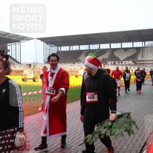 07.12.2025 - St. Pauli X-Mass-Run No. 15 Luisa Fischer http://msf.ph/oto/9379168 07.12.2025 10:06:09 Ziel 2168, 2454, 668, 222, 949, 1215, 2, 3, 54, 123, 180, 363, 385, 424, 512, 543, 668, 676, 805, 834, 945, 950, 1121, 1215, 1222, 1316, 1374, 1481, 1661, 1761, 1789, 1791, 2756, 2757, 3172, 3186, 3231, 3386, 3812, 3814, 3857, 3859, 3877, 4036, 4194, 4195, 4235, 4236, 4237, 4552, 4555, 4556, 4558, 4559, 4560 meine-sportfotos.de