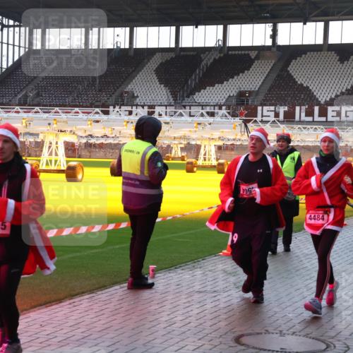 07.12.2025 - St. Pauli X-Mass-Run No. 15 Luisa Fischer http://msf.ph/oto/9379175 07.12.2025 10:32:28 Ziel 495, 4484, 3716, 2342, 750, 752, 1818, 1942, 1944, 2342, 2343, 2345, 2352, 2418, 3267, 3716, 3806, 3808, 3895, 3896, 3897, 3969, 4039, 4274, 4275, 4467, 4484, 4495, 4504, 4518, 4519, 4520 meine-sportfotos.de