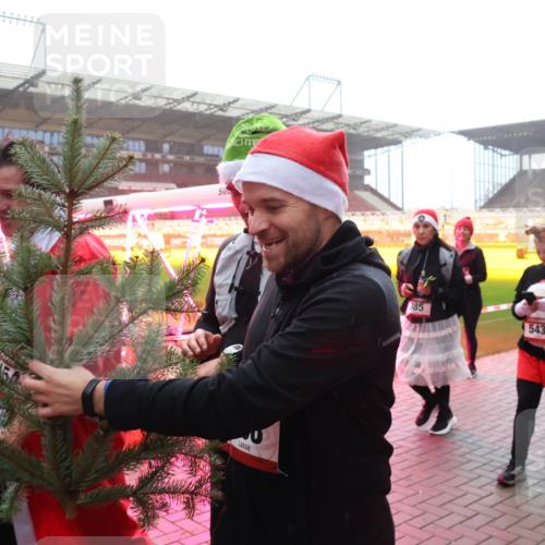 07.12.2025 - St. Pauli X-Mass-Run No. 15 Luisa Fischer http://msf.ph/oto/9379188 07.12.2025 10:06:11 Ziel 385, 543, 1222, 2, 3, 54, 123, 180, 363, 385, 424, 468, 512, 543, 668, 676, 805, 834, 945, 950, 1121, 1215, 1222, 1316, 1374, 1481, 1661, 1761, 1788, 1789, 1791, 2756, 2757, 3093, 3172, 3231, 3386, 3812, 3814, 3857, 3859, 3877, 4036, 4194, 4195, 4235, 4236, 4237, 4251, 4552, 4555, 4556, 4558, 4559, 4560 meine-sportfotos.de