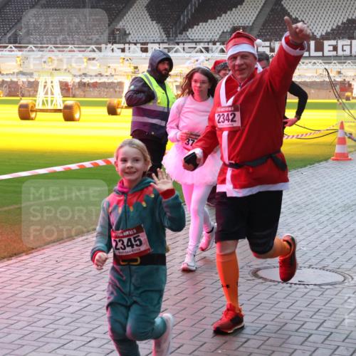 07.12.2025 - St. Pauli X-Mass-Run No. 15 Luisa Fischer http://msf.ph/oto/9379189 07.12.2025 10:32:33 Ziel 15, 2345, 37, 2342, 651, 750, 752, 1942, 1944, 2342, 2343, 2345, 2352, 2418, 3267, 3716, 3806, 3808, 3895, 3896, 3897, 3969, 4039, 4274, 4275, 4467, 4484, 4495, 4504, 4518, 4519, 4520 meine-sportfotos.de
