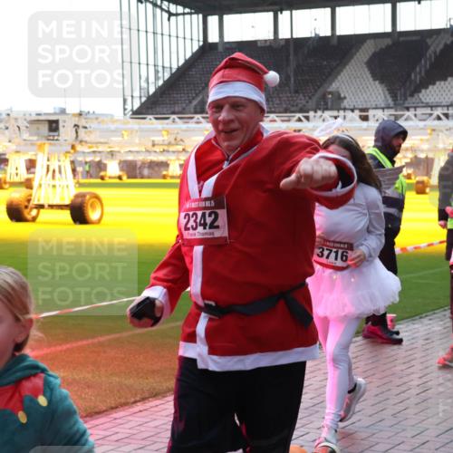 07.12.2025 - St. Pauli X-Mass-Run No. 15 Luisa Fischer http://msf.ph/oto/9379192 07.12.2025 10:32:33 Ziel 15, 2342, 3716, 18, 651, 750, 752, 1942, 1944, 2342, 2343, 2345, 2352, 2418, 3267, 3716, 3806, 3808, 3895, 3896, 3897, 3969, 4039, 4274, 4275, 4467, 4484, 4495, 4504, 4518, 4519, 4520 meine-sportfotos.de