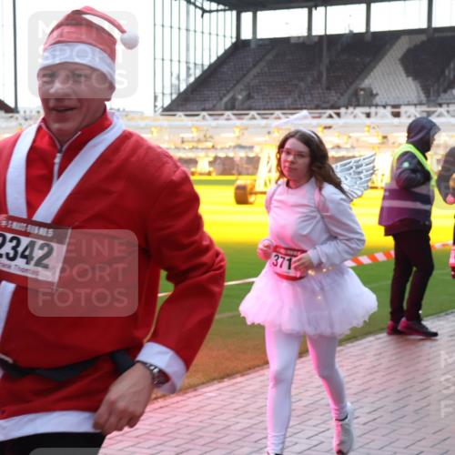07.12.2025 - St. Pauli X-Mass-Run No. 15 Luisa Fischer http://msf.ph/oto/9379196 07.12.2025 10:32:34 Ziel 2342, 371, 8, 456, 651, 750, 752, 1942, 1944, 2342, 2343, 2345, 2352, 2418, 3267, 3716, 3806, 3808, 3969, 4039, 4274, 4275, 4467, 4484, 4495, 4504, 4518, 4519, 4520 meine-sportfotos.de