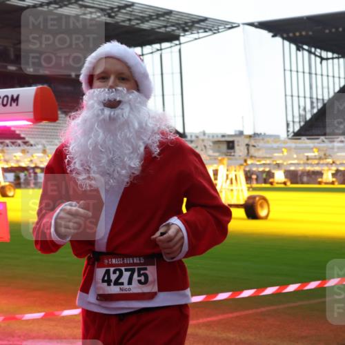 07.12.2025 - St. Pauli X-Mass-Run No. 15 Luisa Fischer http://msf.ph/oto/9379233 07.12.2025 10:32:46 Ziel 15, 4275, 456, 651, 750, 752, 1942, 1944, 2342, 2343, 2345, 3267, 3716, 3806, 3808, 4039, 4274, 4275, 4484, 4495, 4504, 4758 meine-sportfotos.de