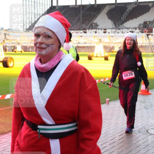 07.12.2025 - St. Pauli X-Mass-Run No. 15 Luisa Fischer http://msf.ph/oto/9379263 07.12.2025 10:33:00 Ziel 4039, 456, 651, 1942, 1944, 4039, 4274, 4275, 4758 meine-sportfotos.de