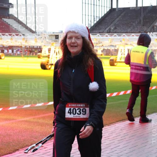 07.12.2025 - St. Pauli X-Mass-Run No. 15 Luisa Fischer http://msf.ph/oto/9379270 07.12.2025 10:33:02 Ziel 15, 4039, 456, 651, 1942, 1944, 4039, 4274, 4275, 4758 meine-sportfotos.de