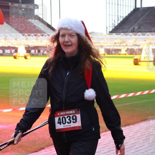 07.12.2025 - St. Pauli X-Mass-Run No. 15 Luisa Fischer http://msf.ph/oto/9379272 07.12.2025 10:33:03 Ziel 15, 4039, 456, 651, 1942, 1944, 4039, 4274, 4275, 4758 meine-sportfotos.de