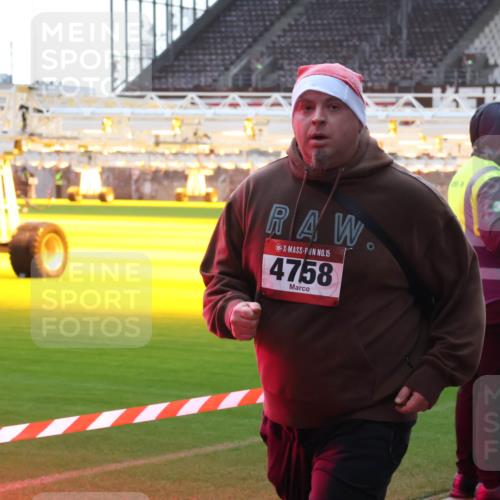 07.12.2025 - St. Pauli X-Mass-Run No. 15 Luisa Fischer http://msf.ph/oto/9379276 07.12.2025 10:33:10 Ziel 15, 4758, 06, 456, 651, 2486, 4758 meine-sportfotos.de