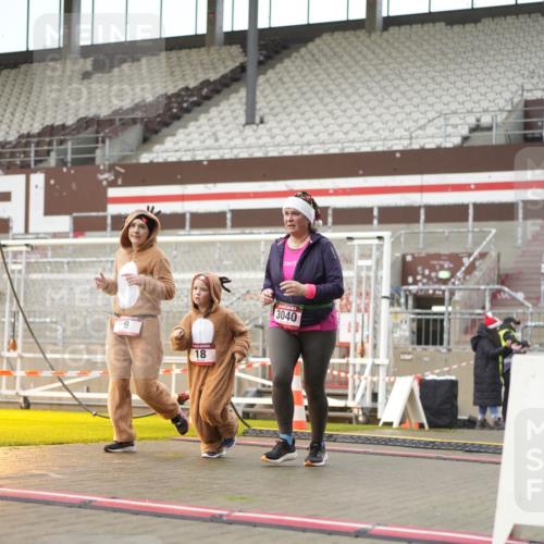 07.12.2025 - St. Pauli X-Mass-Run No. 15 Patografie http://msf.ph/oto/9379282 07.12.2025 10:12:39 Ziel 9, 18, 938, 2758, 2760, 2770, 3040, 3428, 3514, 3551, 3557, 3585, 3799, 3834, 3836 meine-sportfotos.de