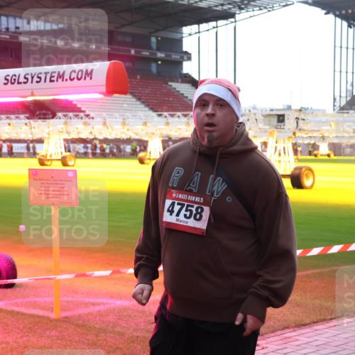 07.12.2025 - St. Pauli X-Mass-Run No. 15 Luisa Fischer http://msf.ph/oto/9379284 07.12.2025 10:33:11 Ziel 15, 4758, 456, 651, 2486, 4758 meine-sportfotos.de