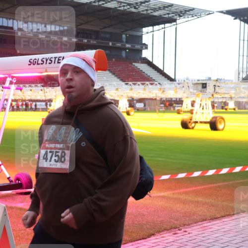 07.12.2025 - St. Pauli X-Mass-Run No. 15 Luisa Fischer http://msf.ph/oto/9379286 07.12.2025 10:33:11 Ziel 4758, 456, 651, 2486, 4758 meine-sportfotos.de