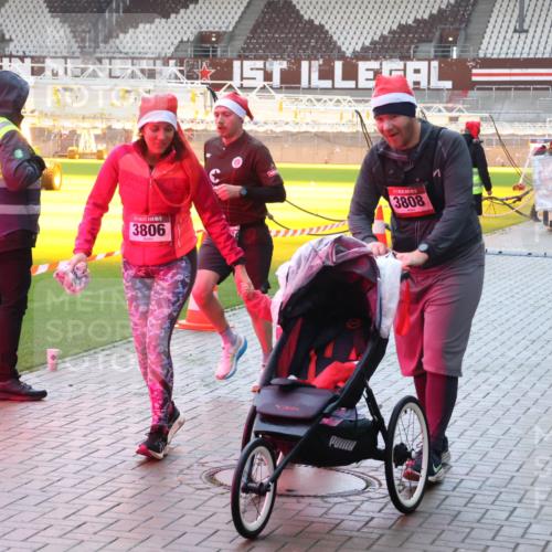 07.12.2025 - St. Pauli X-Mass-Run No. 15 Luisa Fischer http://msf.ph/oto/9379291 07.12.2025 10:33:13 Ziel 3806, 651, 3808, 456, 651, 2486, 4758 meine-sportfotos.de