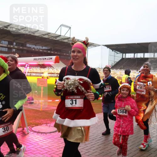 07.12.2025 - St. Pauli X-Mass-Run No. 15 Luisa Fischer http://msf.ph/oto/9379294 07.12.2025 11:11:12 Ziel 30, 15, 31, 4574, 1584, 1066, 29, 30, 31, 42, 48, 49, 53, 122, 134, 660, 667, 669, 745, 980, 1064, 1066, 1298, 1299, 1380, 1398, 1400, 1402, 1584, 1626, 1692, 1694, 1697, 1739, 1740, 2371, 2616, 3124, 3136, 4574 meine-sportfotos.de