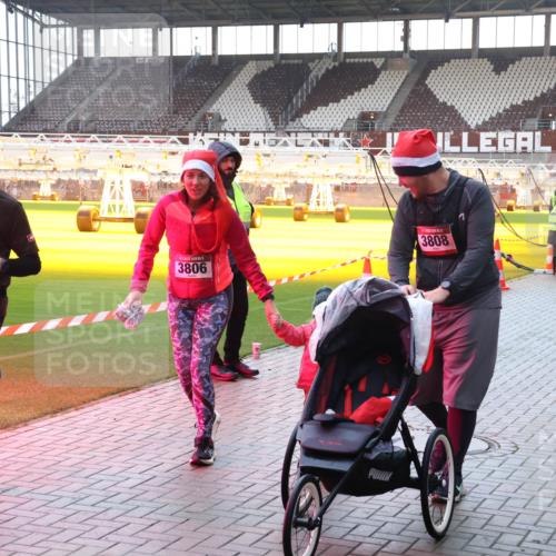 07.12.2025 - St. Pauli X-Mass-Run No. 15 Luisa Fischer http://msf.ph/oto/9379301 07.12.2025 10:33:14 Ziel 3806, 2486, 3808, 456, 651, 2486, 4758 meine-sportfotos.de