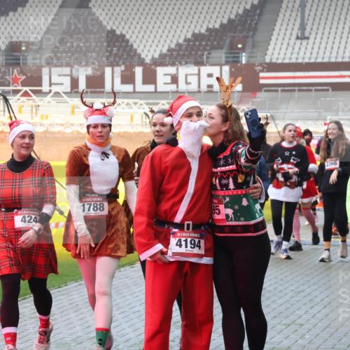 07.12.2025 - St. Pauli X-Mass-Run No. 15 Luisa Fischer http://msf.ph/oto/9379333 07.12.2025 10:06:34 Ziel 424, 5, 1788, 4194, 2366, 95, 676, 455, 2, 3, 34, 54, 123, 127, 148, 180, 187, 363, 424, 468, 512, 676, 805, 834, 893, 967, 969, 1119, 1369, 1479, 1480, 1788, 1789, 1791, 1832, 1937, 1946, 2756, 2757, 2894, 2968, 3093, 3172, 3196, 3534, 3535, 3536, 3537, 3812, 3814, 3857, 3859, 3877, 4194, 4195, 4235, 4236, 4237, 4246, 4251, 4657, 4665, 4670, 4672, 4676, 4677, 4736, 4739 meine-sportfotos.de