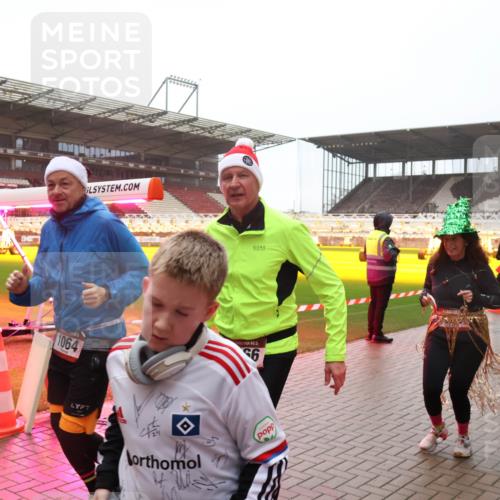 07.12.2025 - St. Pauli X-Mass-Run No. 15 Luisa Fischer http://msf.ph/oto/9379345 07.12.2025 11:11:14 Ziel 1064, 5, 6, 140, 29, 30, 31, 42, 48, 49, 53, 122, 134, 660, 667, 669, 697, 698, 745, 980, 1064, 1066, 1298, 1380, 1398, 1400, 1402, 1518, 1519, 1584, 1626, 1692, 1694, 1697, 1739, 1740, 2616, 3124, 3136, 4574 meine-sportfotos.de