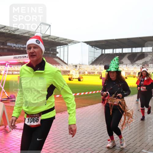 07.12.2025 - St. Pauli X-Mass-Run No. 15 Luisa Fischer http://msf.ph/oto/9379347 07.12.2025 11:11:14 Ziel 5, 1066, 497, 400, 29, 30, 31, 42, 48, 49, 53, 122, 134, 660, 667, 669, 697, 698, 745, 980, 1064, 1066, 1298, 1380, 1398, 1400, 1402, 1518, 1519, 1584, 1626, 1692, 1694, 1697, 1739, 1740, 2616, 3124, 3136, 4574 meine-sportfotos.de