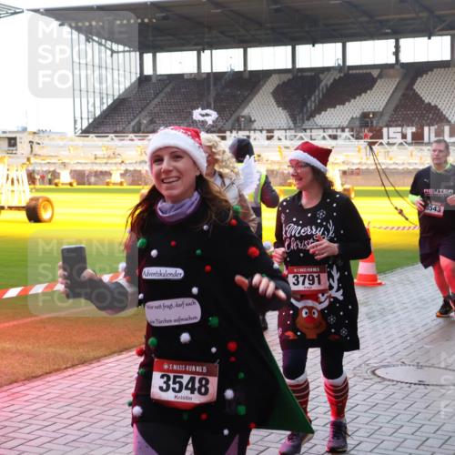 07.12.2025 - St. Pauli X-Mass-Run No. 15 Luisa Fischer http://msf.ph/oto/9379375 07.12.2025 10:33:51 Ziel 15, 3791, 15, 3548, 8543, 83, 498, 828, 1268, 1329, 2054, 2065, 2486, 3543, 3548, 3791, 3901, 3902 meine-sportfotos.de