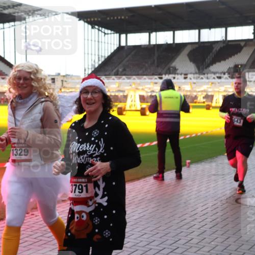 07.12.2025 - St. Pauli X-Mass-Run No. 15 Luisa Fischer http://msf.ph/oto/9379383 07.12.2025 10:33:52 Ziel 1329, 3791, 643, 83, 498, 828, 1268, 1329, 2054, 2065, 2486, 2558, 3543, 3548, 3791, 3901, 3902 meine-sportfotos.de