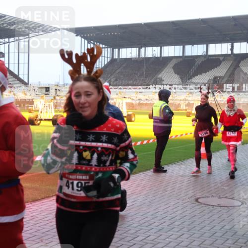 07.12.2025 - St. Pauli X-Mass-Run No. 15 Luisa Fischer http://msf.ph/oto/9379416 07.12.2025 10:06:39 Ziel 3196, 4246, 4194, 419, 600, 676, 2, 3, 34, 54, 127, 148, 180, 187, 424, 468, 562, 676, 805, 834, 893, 967, 969, 1119, 1369, 1479, 1480, 1788, 1789, 1791, 1832, 1937, 1946, 2756, 2757, 2894, 2968, 3093, 3172, 3196, 3213, 3232, 3534, 3535, 3536, 3537, 3812, 3814, 3857, 3859, 3877, 4194, 4195, 4235, 4236, 4237, 4246, 4251, 4459, 4657, 4665, 4670, 4672, 4676, 4677, 4736, 4739 meine-sportfotos.de