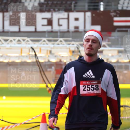 07.12.2025 - St. Pauli X-Mass-Run No. 15 Luisa Fischer http://msf.ph/oto/9379420 07.12.2025 10:34:27 Ziel 15, 2558, 2065, 2558 meine-sportfotos.de