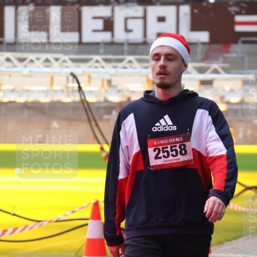 07.12.2025 - St. Pauli X-Mass-Run No. 15 Luisa Fischer http://msf.ph/oto/9379422 07.12.2025 10:34:27 Ziel 15, 2558, 2065, 2558 meine-sportfotos.de