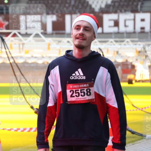 07.12.2025 - St. Pauli X-Mass-Run No. 15 Luisa Fischer http://msf.ph/oto/9379429 07.12.2025 10:34:29 Ziel 15, 2558, 2558 meine-sportfotos.de