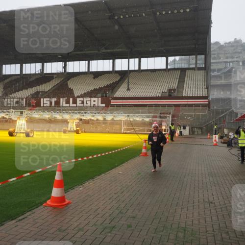 07.12.2025 - St. Pauli X-Mass-Run No. 15 Fabian Wolf http://msf.ph/oto/9379440 07.12.2025 10:07:47 Ziel 1447, 1449, 1905 meine-sportfotos.de