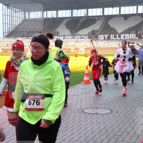 07.12.2025 - St. Pauli X-Mass-Run No. 15 Luisa Fischer http://msf.ph/oto/9379442 07.12.2025 10:06:41 Ziel 3196, 676, 961, 969, 399, 2366, 1394, 893, 2, 3, 34, 127, 148, 180, 187, 424, 468, 562, 676, 805, 834, 893, 967, 969, 1119, 1369, 1479, 1480, 1788, 1789, 1791, 1832, 1937, 1946, 2756, 2757, 2894, 2968, 3093, 3172, 3196, 3213, 3232, 3534, 3535, 3536, 3537, 3812, 3814, 3857, 3859, 3877, 4194, 4195, 4235, 4236, 4237, 4246, 4251, 4459, 4657, 4665, 4670, 4672, 4676, 4677, 4736, 4739 meine-sportfotos.de