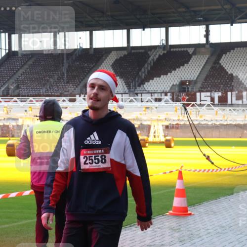 07.12.2025 - St. Pauli X-Mass-Run No. 15 Luisa Fischer http://msf.ph/oto/9379445 07.12.2025 10:34:31 Ziel 15, 2558, 2212, 2558 meine-sportfotos.de