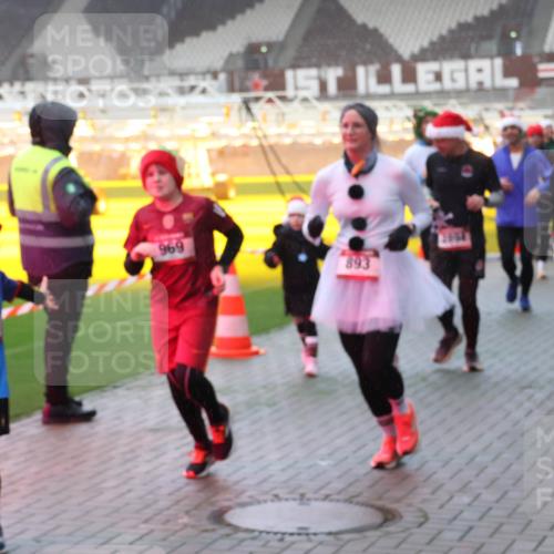 07.12.2025 - St. Pauli X-Mass-Run No. 15 Luisa Fischer http://msf.ph/oto/9379446 07.12.2025 10:06:42 Ziel 967, 969, 893, 355, 34, 127, 148, 180, 187, 424, 468, 562, 676, 805, 834, 893, 967, 969, 1119, 1369, 1479, 1480, 1788, 1791, 1832, 1937, 1946, 2756, 2757, 2894, 2968, 3093, 3172, 3196, 3213, 3232, 3534, 3535, 3536, 3537, 3812, 3814, 3857, 3859, 3877, 4194, 4235, 4236, 4237, 4246, 4251, 4459, 4657, 4665, 4670, 4672, 4676, 4677, 4736, 4739 meine-sportfotos.de