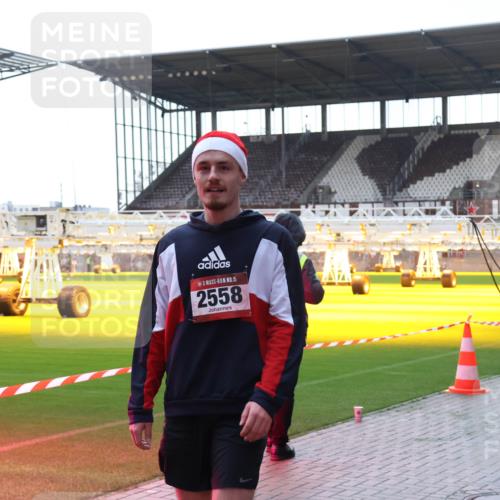 07.12.2025 - St. Pauli X-Mass-Run No. 15 Luisa Fischer http://msf.ph/oto/9379451 07.12.2025 10:34:31 Ziel 15, 2558, 2212, 2558 meine-sportfotos.de